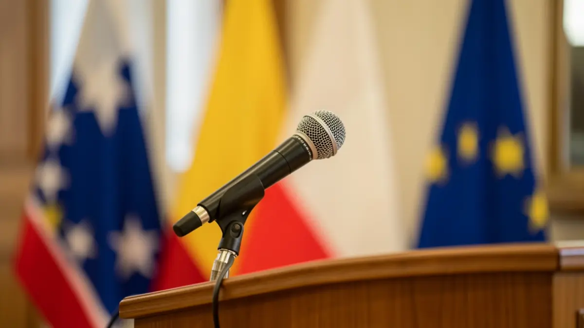 Imagen genérica de un micrófono en un atril.