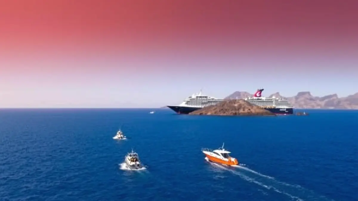 Imagen de un crucero anclado frente a la costa de Tenerife, con lanchas de evacuación.
