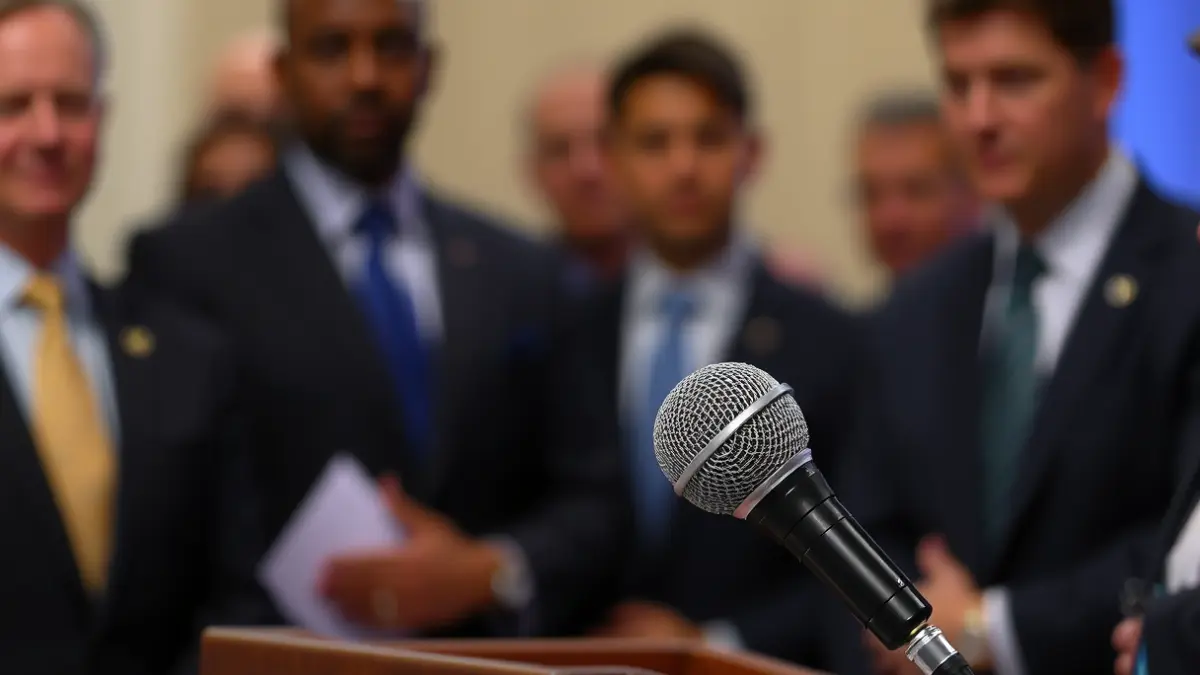 Imagen genérica de un micrófono en un podio, simbolizando una rueda de prensa o declaración oficial.