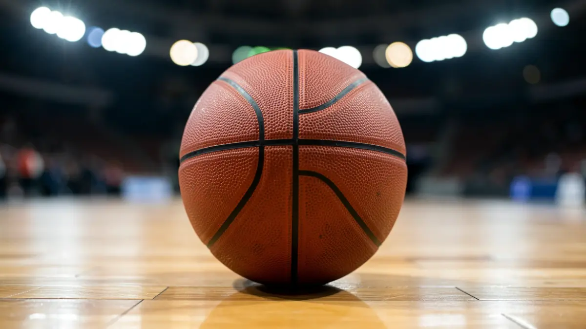 Imagen genérica de un balón de baloncesto sobre una cancha.
