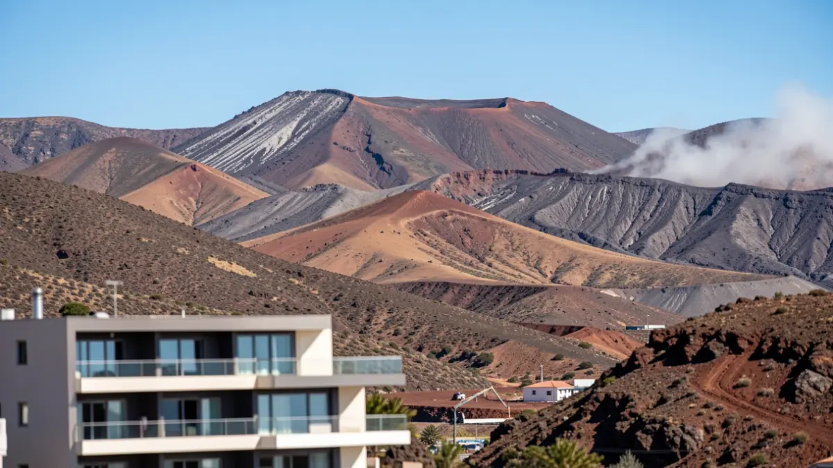 Imagen genérica de viviendas en La Palma con signos de recuperación tras la erupción volcánica.
