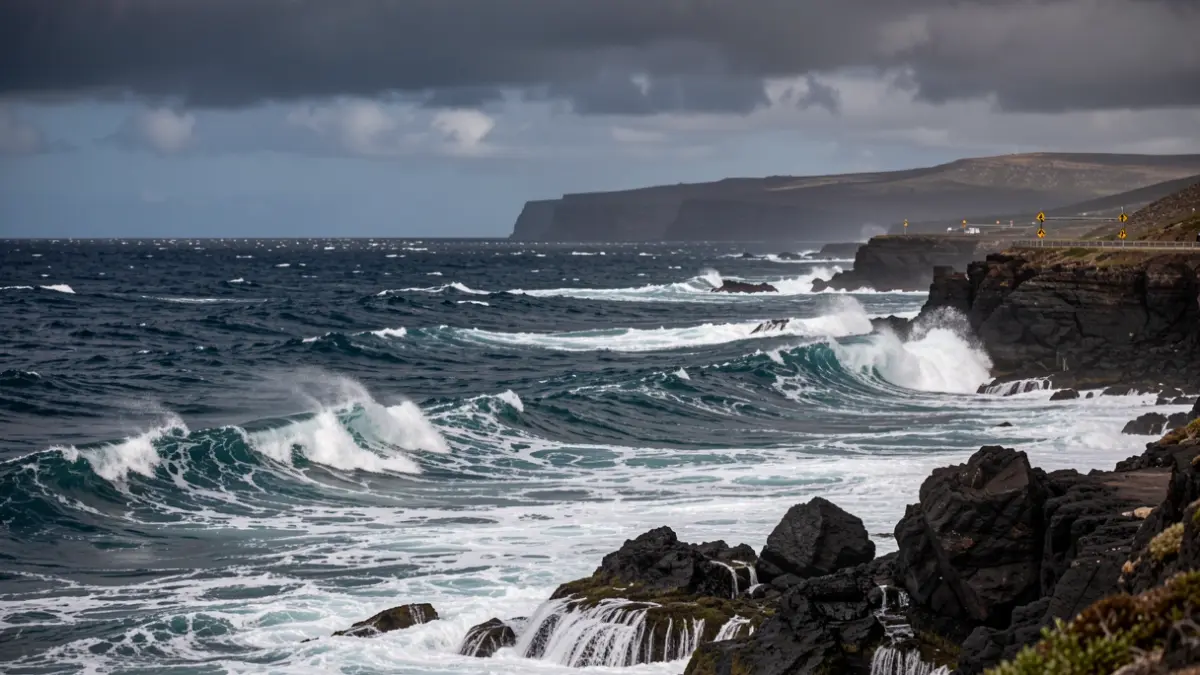 Imagen genérica de olas rompiendo en la costa de Canarias con cielo nublado.