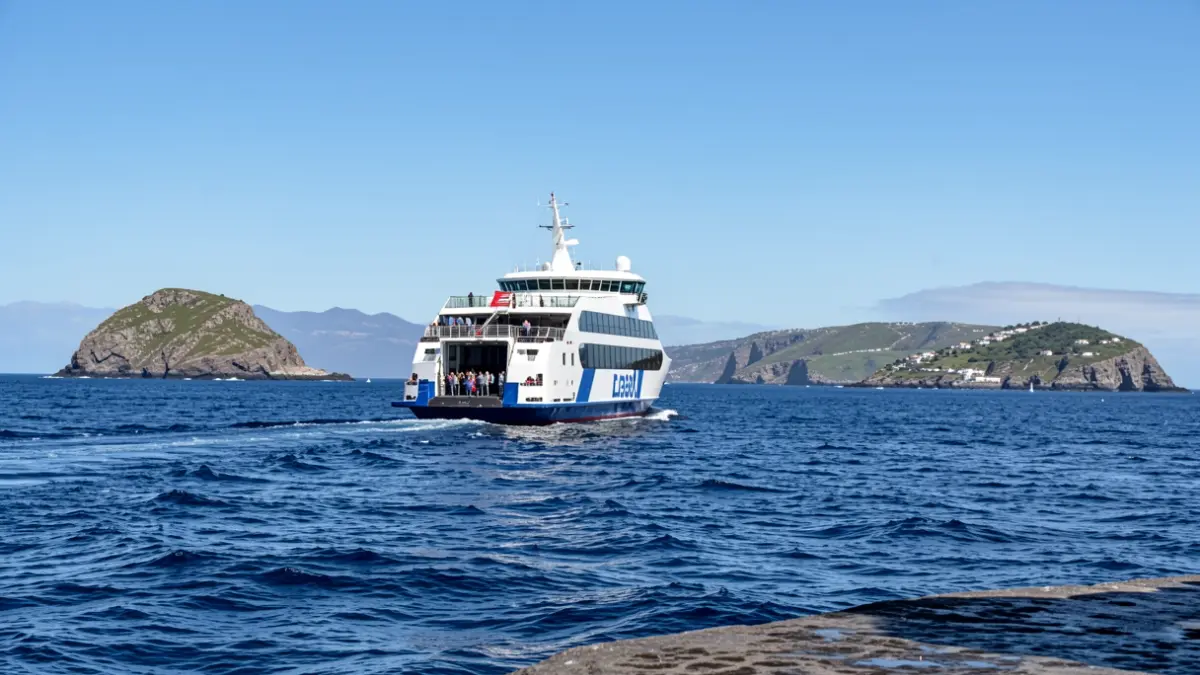 Ferry de Balearia navegando entre La Gomera y Tenerife.