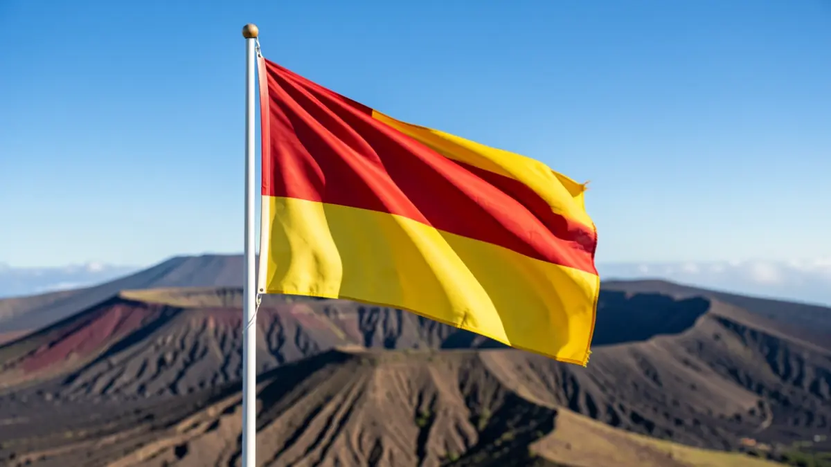 Bandera de Canarias ondeando sobre un paisaje volcánico.