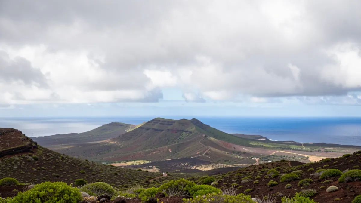 Imagen genérica de cielos nubosos sobre un paisaje volcánico canario.
