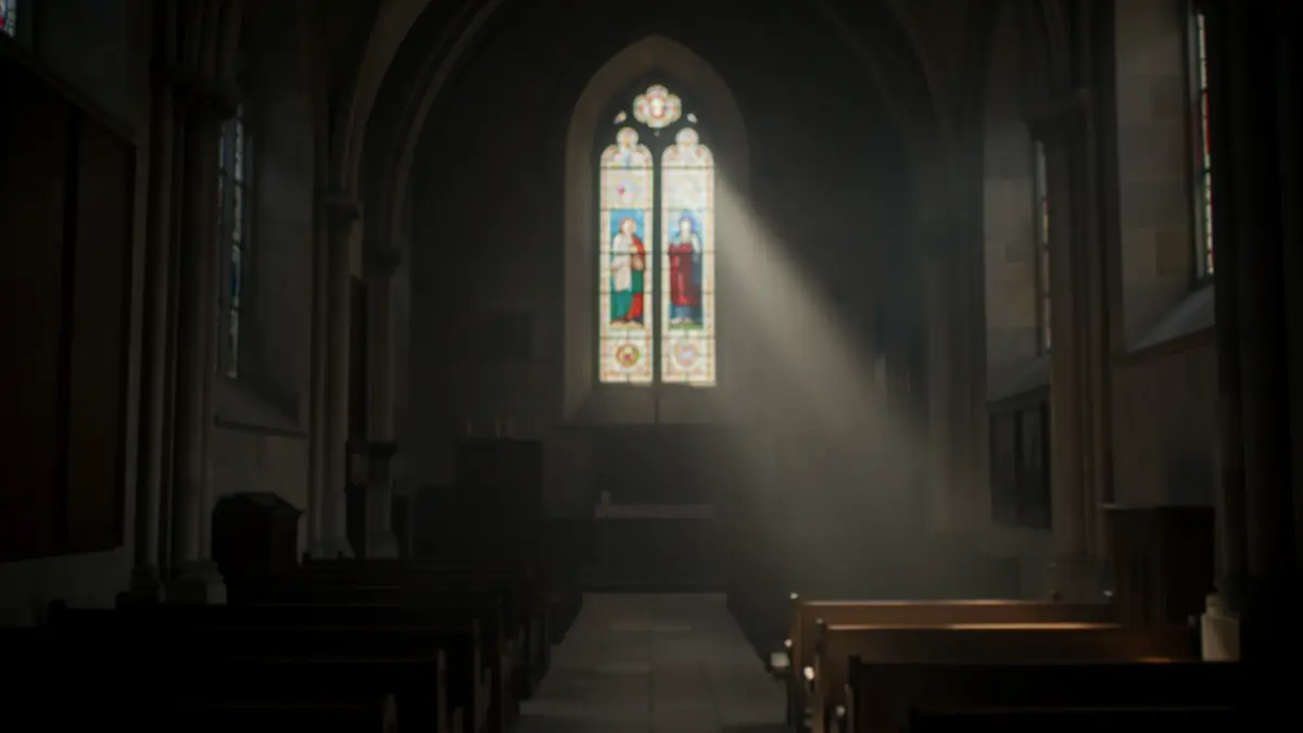 Imagen genérica de un interior de iglesia con luz tenue.