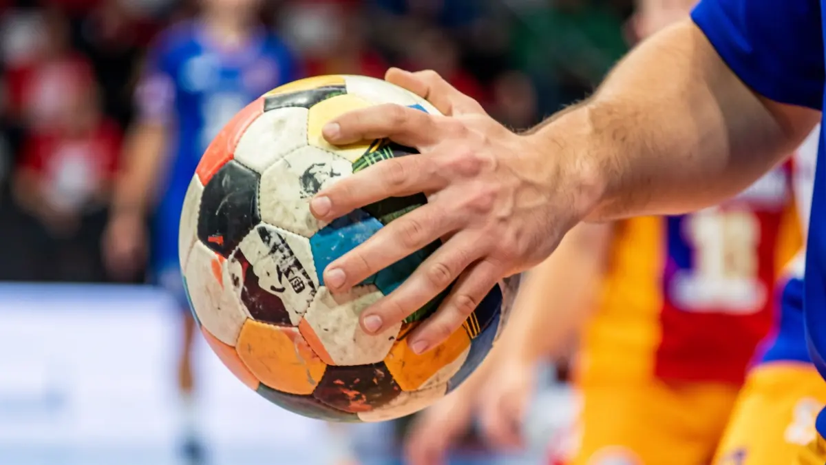 Generic image of a handball player holding the ball.