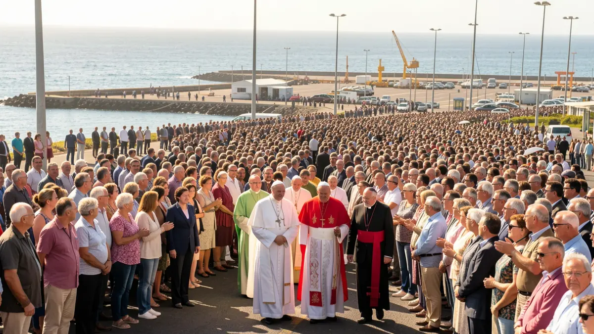 Imagen genérica de una multitud reunida en un puerto durante una visita papal.