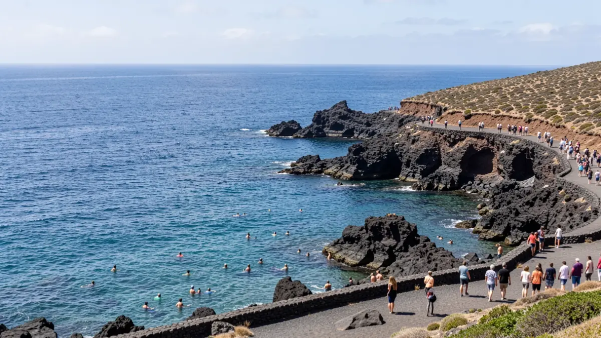 Imagen genérica de una zona de baño natural en El Hierro, con rocas volcánicas y el mar.