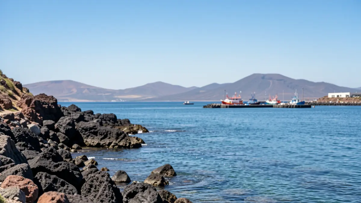 Imagen genérica de una costa en Canarias con un pequeño puerto pesquero.