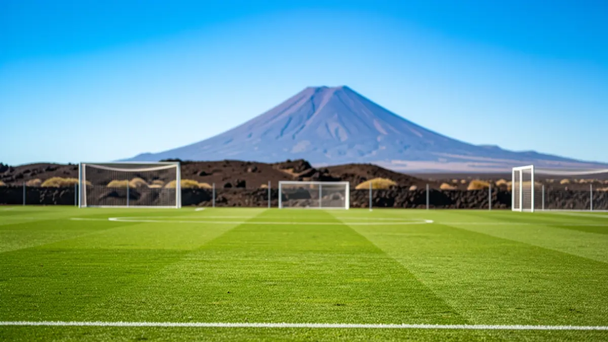 Imagen genérica de un campo de fútbol en Lanzarote con el Teide al fondo.