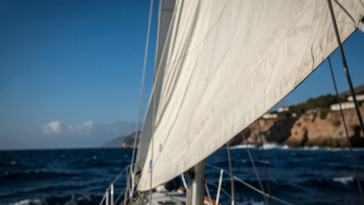 Imagen genérica de una vela de barco de vela latina con el mar y el cielo de Canarias de fondo.