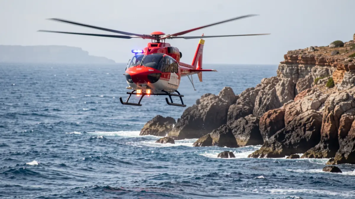 Imagen genérica de un helicóptero de rescate sobre el mar cerca de la costa.