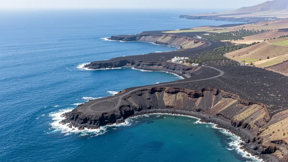 Vista aérea de las fajanas volcánicas formadas tras la erupción en la costa de La Palma.