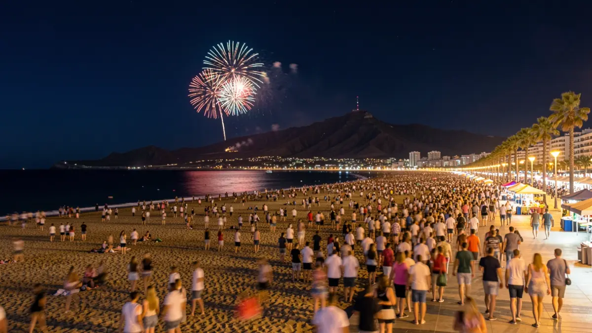 Imagen genérica de la playa de Las Canteras de noche durante una celebración con público y luces.