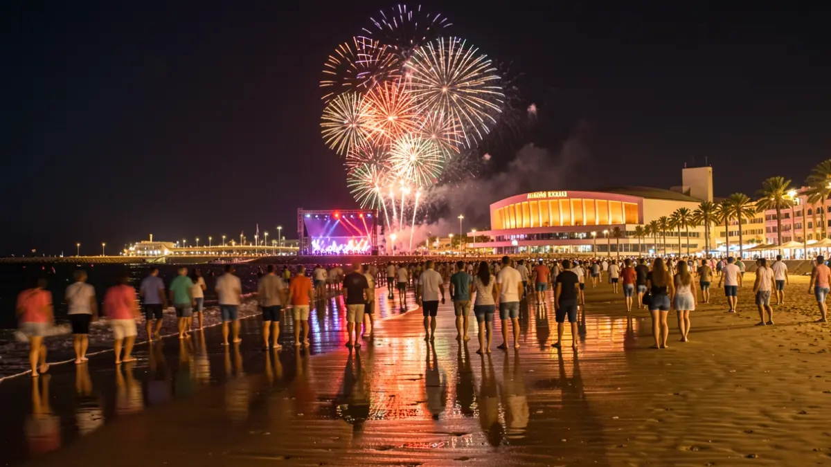 Imagen genérica de la playa de Las Canteras de noche durante una celebración.