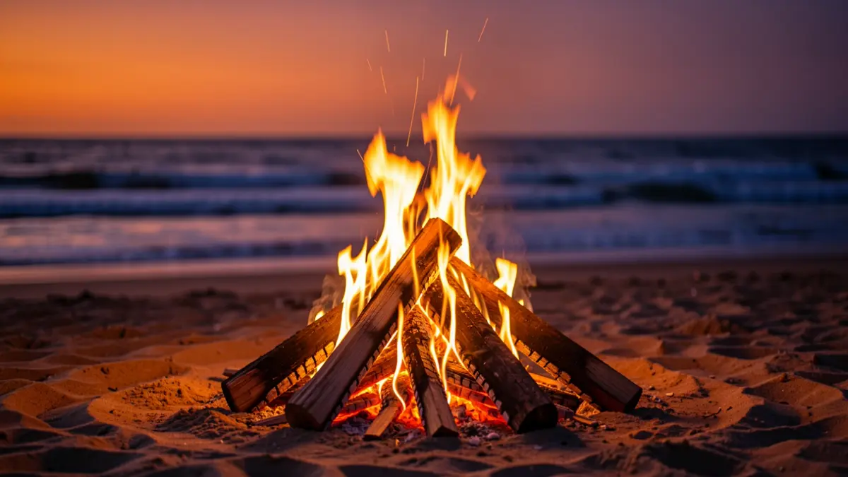 Imagen de una hoguera en la playa al atardecer.