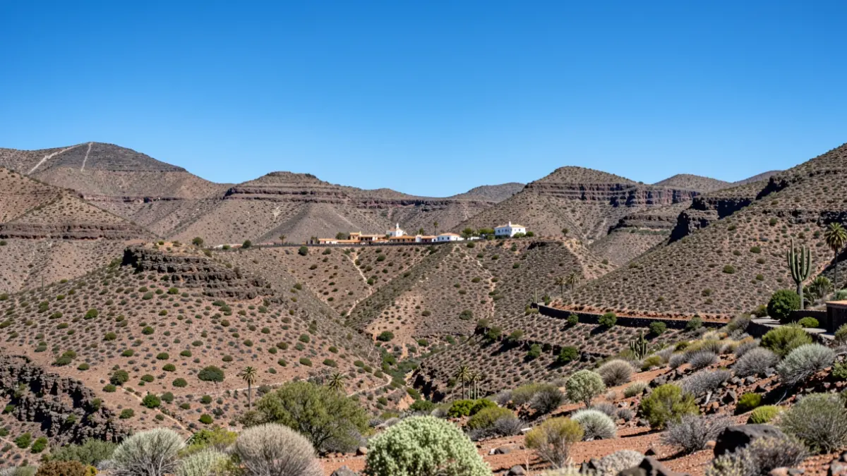 Cielo despejado sobre el paisaje montañoso de Tejeda, Gran Canaria.