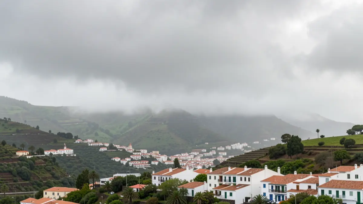 Imagen genérica de Vega de San Mateo con cielo nublado y niebla matutina.