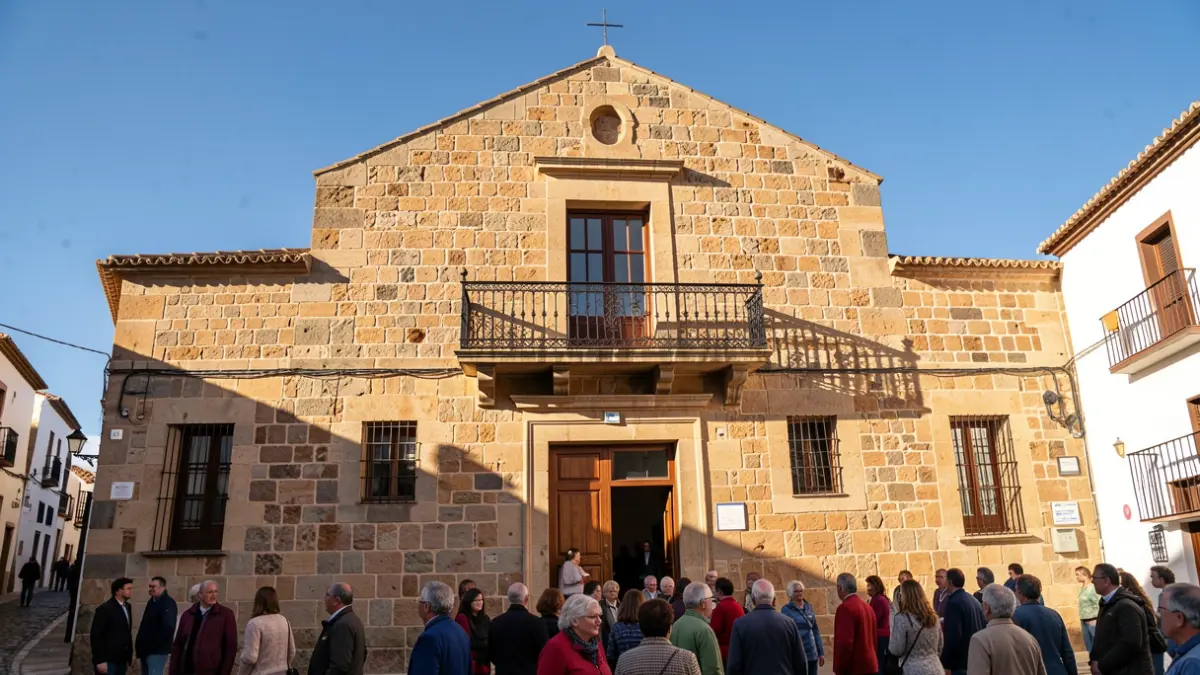 Fachada del ayuntamiento de Artenara, Gran Canaria, con balcón y barandillas de hierro.