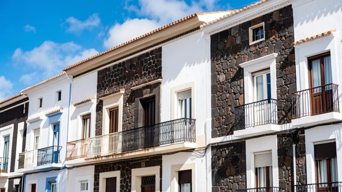 Fachada de un edificio de viviendas públicas en Canarias con arquitectura tradicional.
