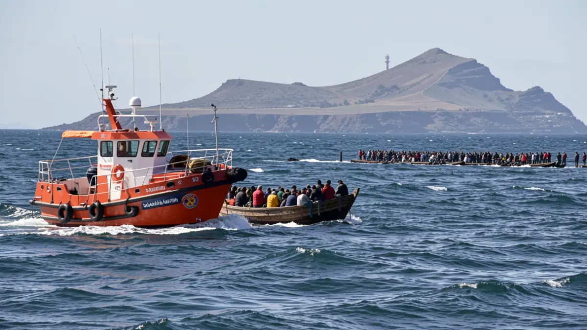 Imagen de una embarcación de Salvamento Marítimo rescatando un cayuco con migrantes cerca de El Hierro.