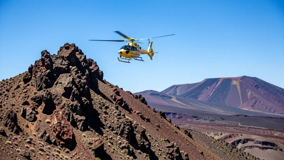 Helicóptero del GES rescatando a una persona en el Parque Nacional del Teide.