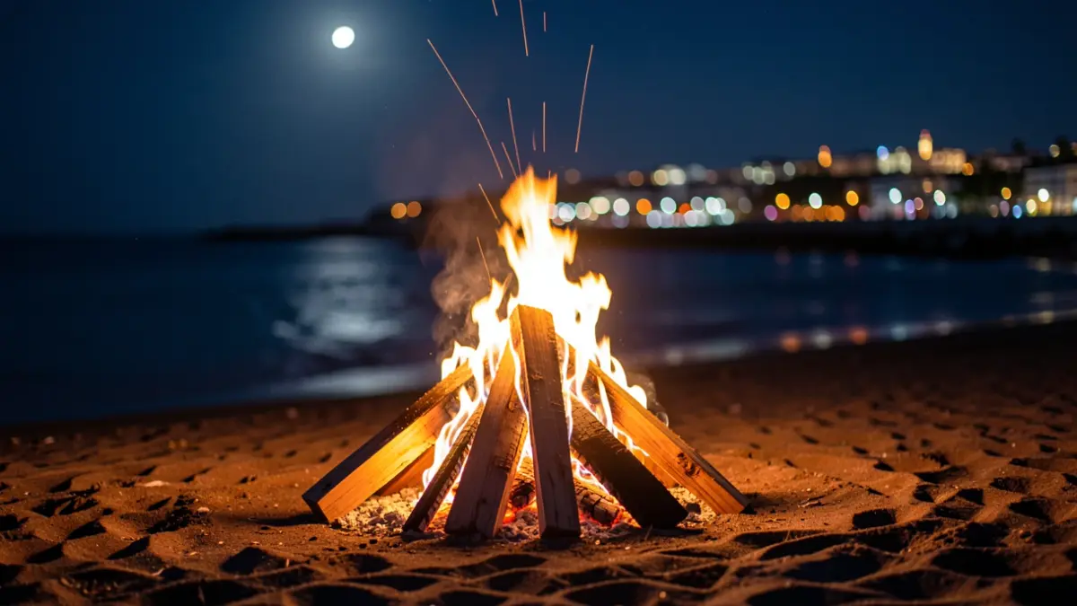 Hoguera tradicional canaria en la playa durante la noche.