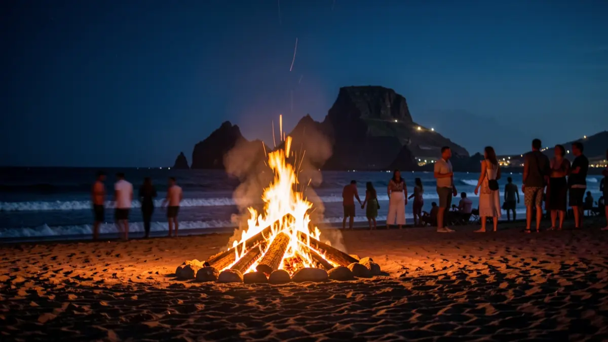 Imagen genérica de una hoguera en la playa durante la noche de San Juan en Canarias.