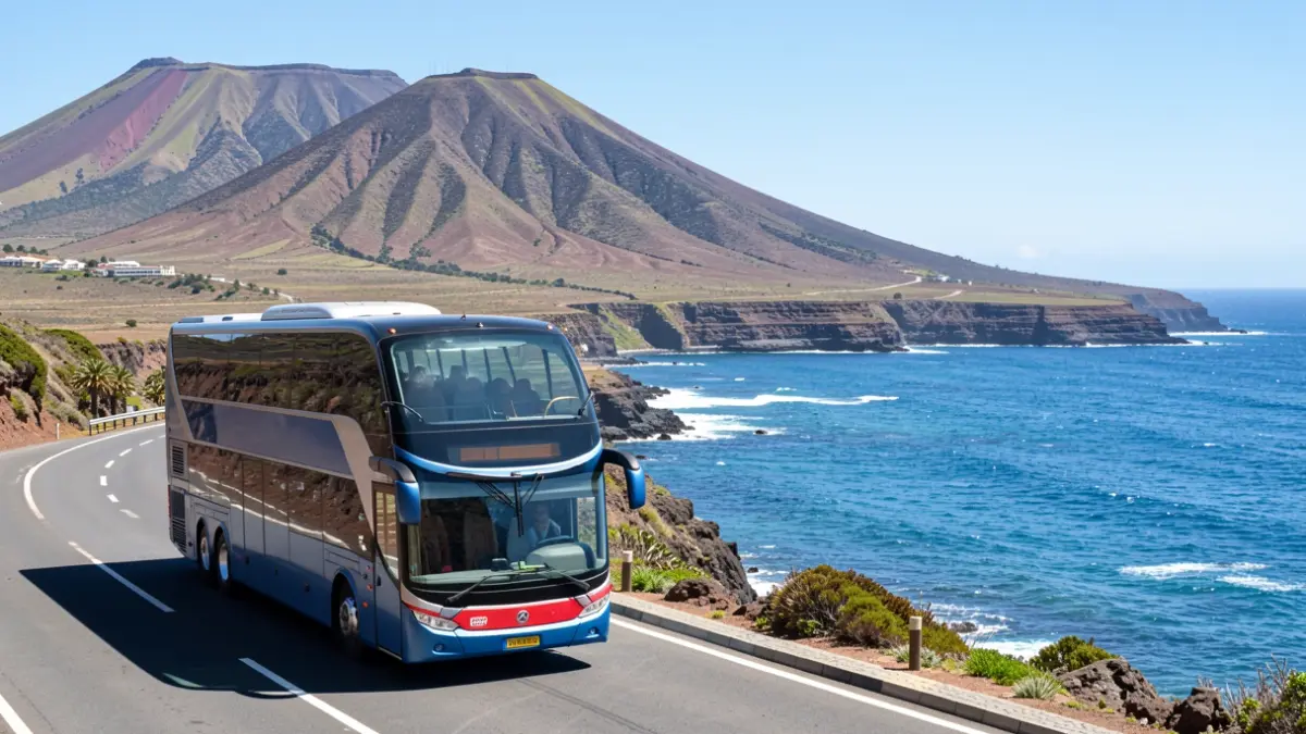 Autobús de dos pisos circulando por la costa norte de Tenerife.
