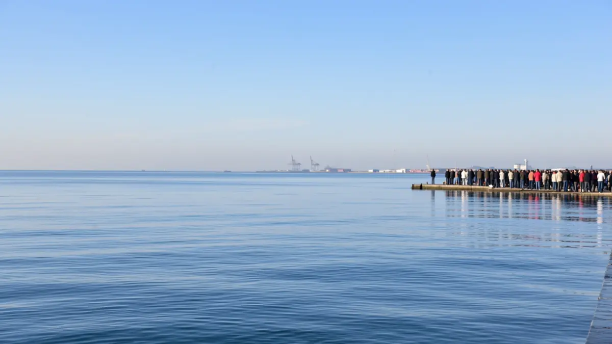 Imagen genérica de un mar tranquilo cerca de un puerto.