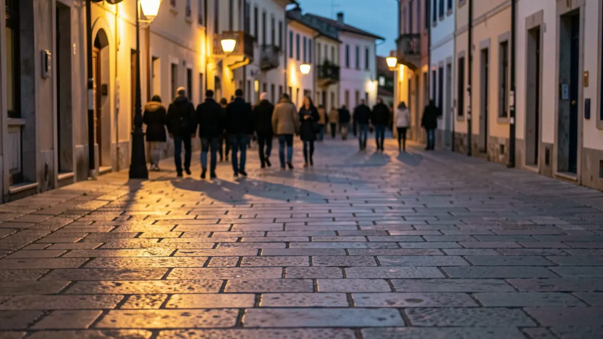 Imagen genérica de una calle urbana al atardecer.