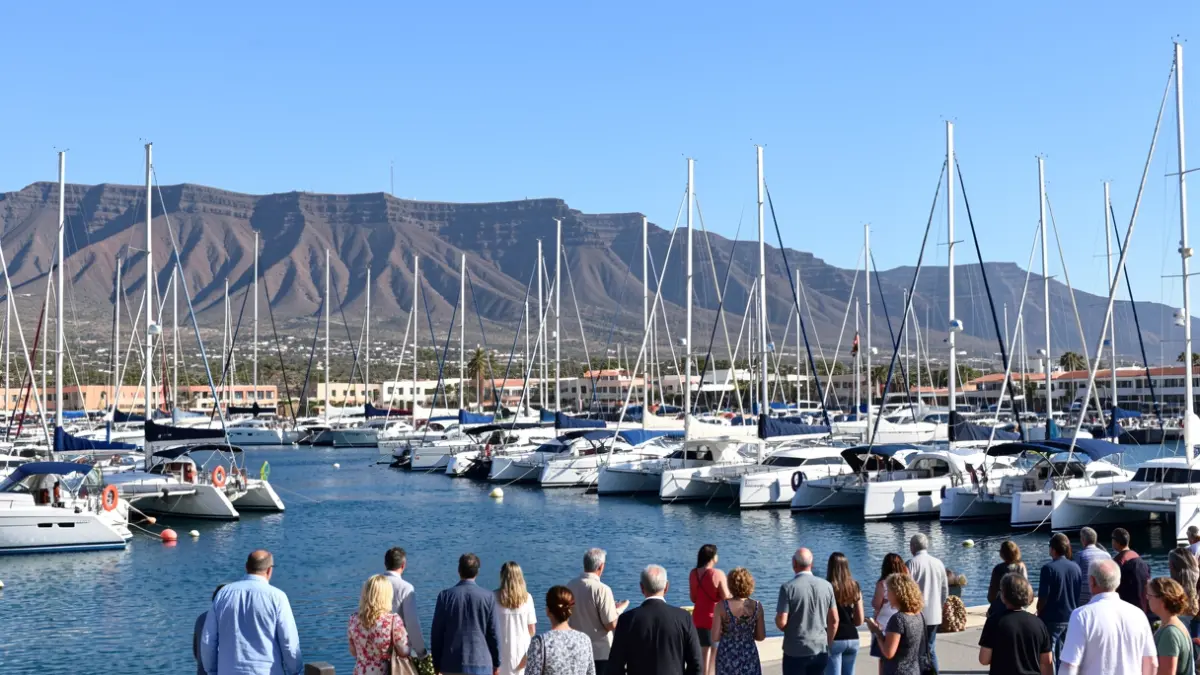 Imagen genérica de veleros y catamaranes en un puerto de las Islas Canarias.