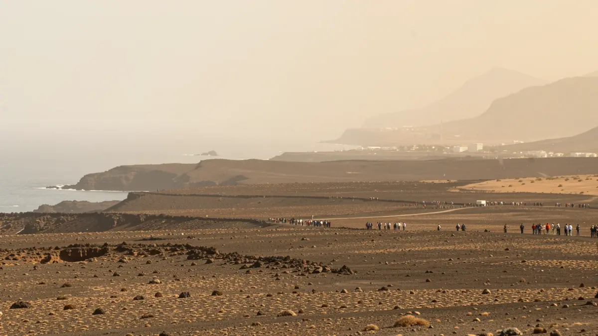 Imagen genérica de un paisaje árido en Canarias bajo condiciones de calima.