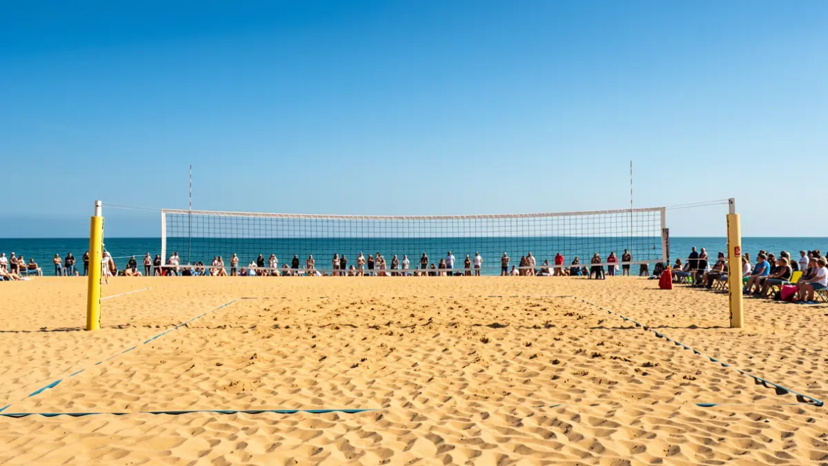 Imagen genérica de una cancha de vóley playa en la arena con el mar de fondo.