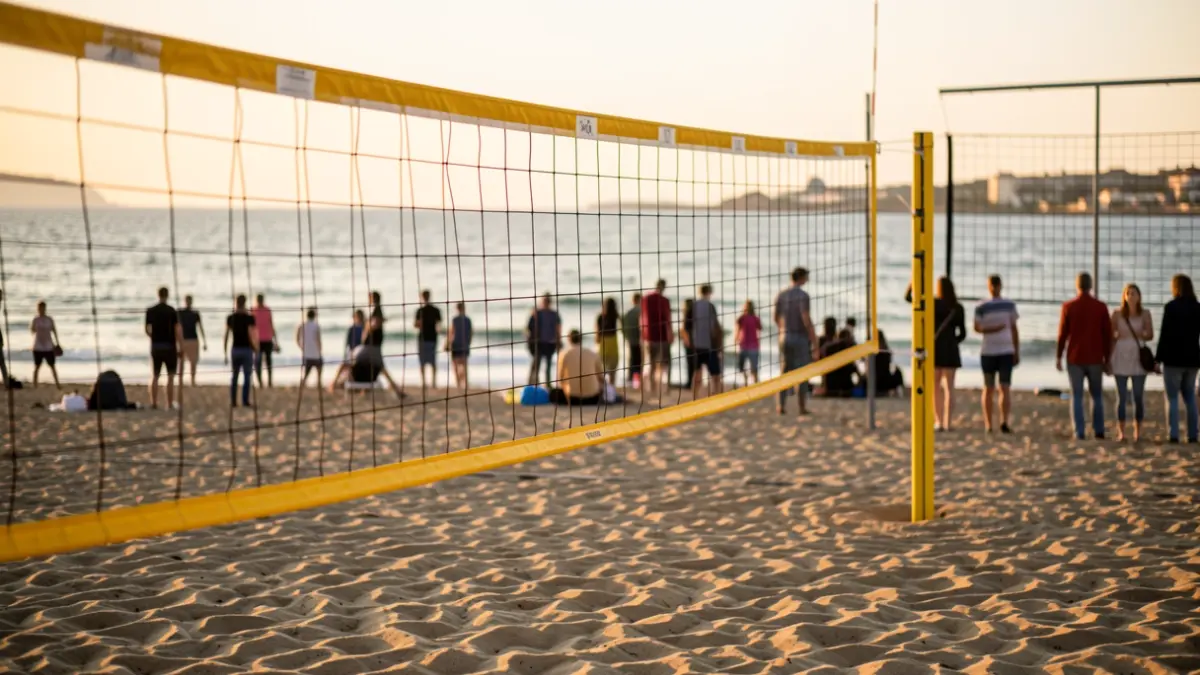 Imagen genérica de una red de vóley playa en la arena con el mar de fondo.