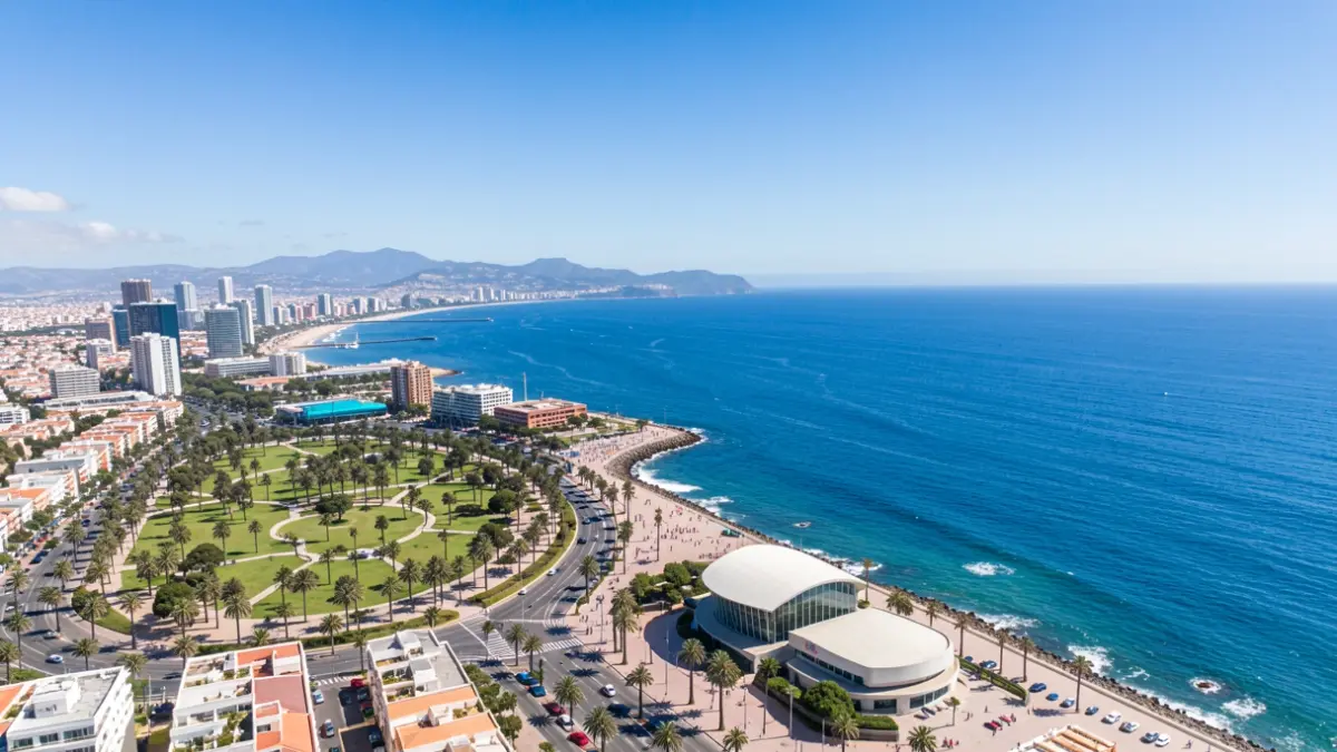 Vista panorámica de la costa de Las Palmas de Gran Canaria con el parque Santa Catalina y el Auditorio Alfredo Kraus.