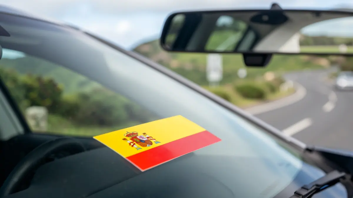 Bandera de España decorando el parabrisas de un coche en Tenerife.