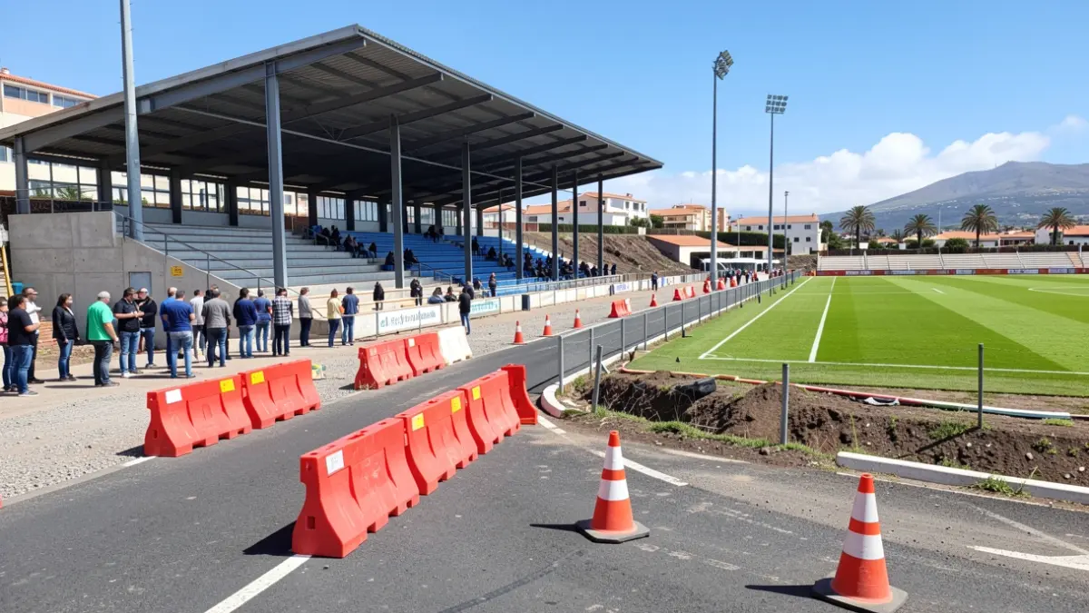 Rehabilitation works at the Antonio Domínguez annex football field in Arona, closing one lane of Las Madrigueras Avenue.