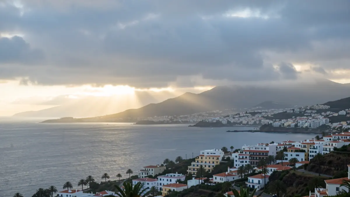 Imagen genérica de un cielo nublado con bruma matutina sobre una localidad costera de Canarias.