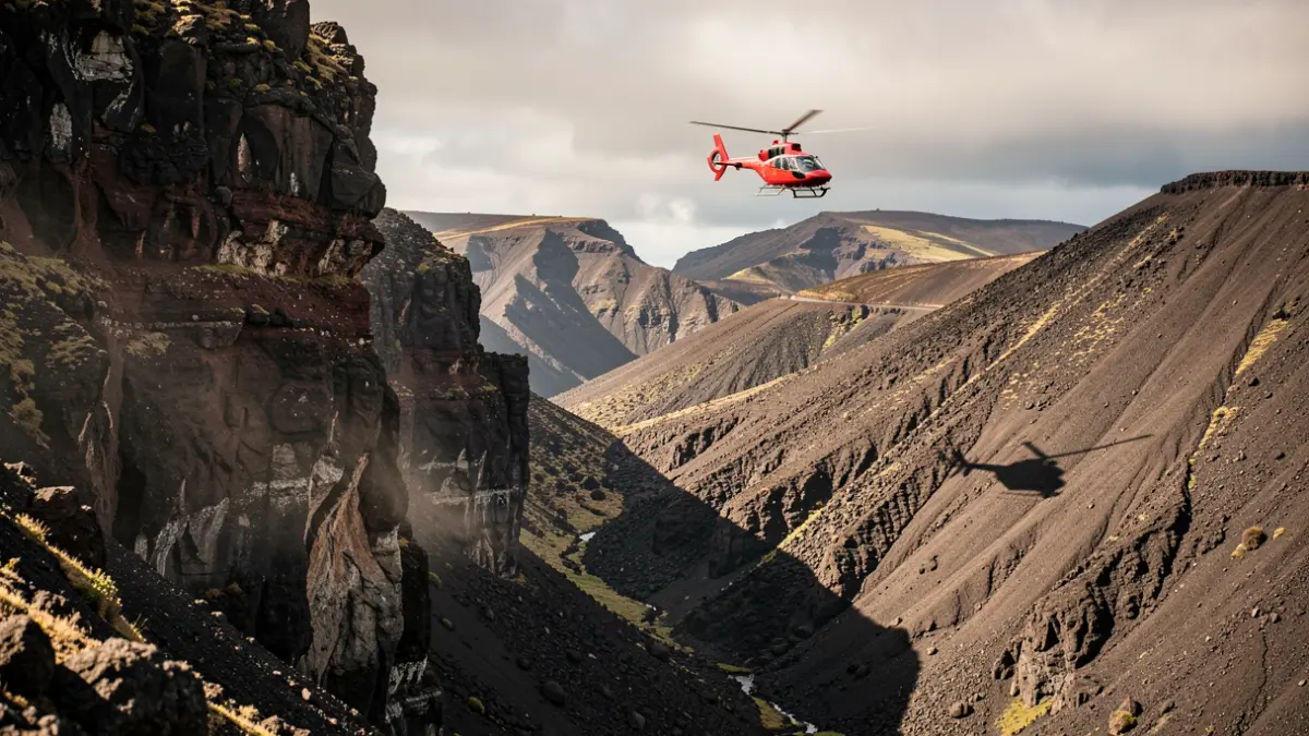 Imagen genérica de un helicóptero de rescate sobre un paisaje volcánico de Canarias.