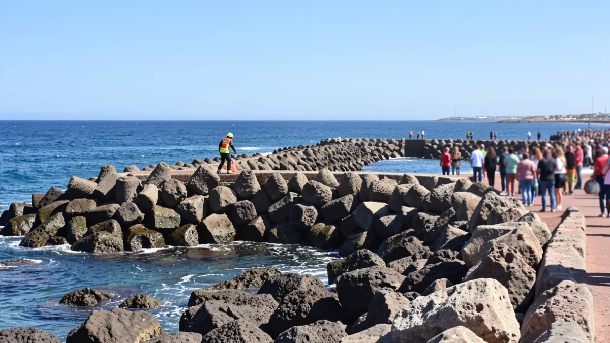 Generic image of a rescue on breakwaters in Gran Canaria.