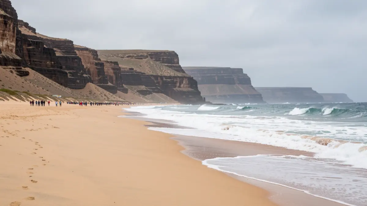 Vista panorámica de la playa de Cofete en Fuerteventura con el océano al fondo.