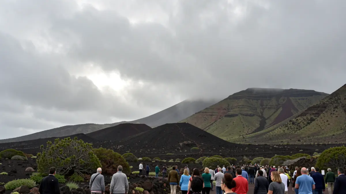Cielo cubierto con nubes grises sobre un paisaje volcánico en Canarias.