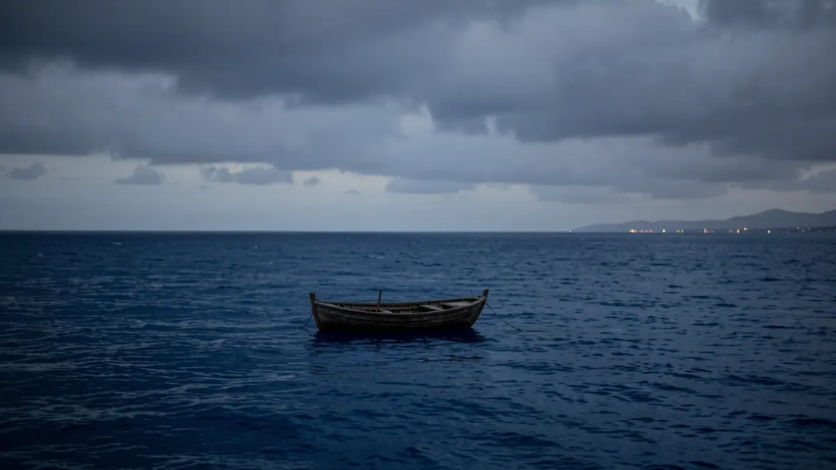 Symbolic image of a small boat on the Atlantic Ocean, representing the migratory route to the Canary Islands.