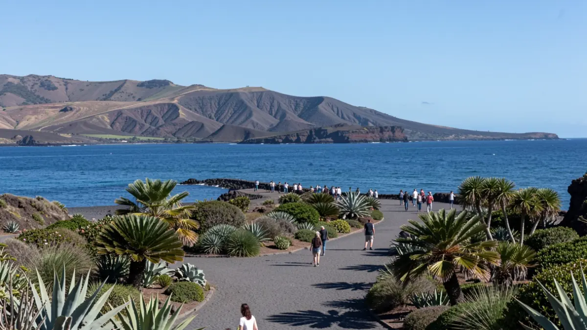 Vista de Playa Jardín en Puerto de la Cruz, Tenerife, con paisaje volcánico y vegetación subtropical.