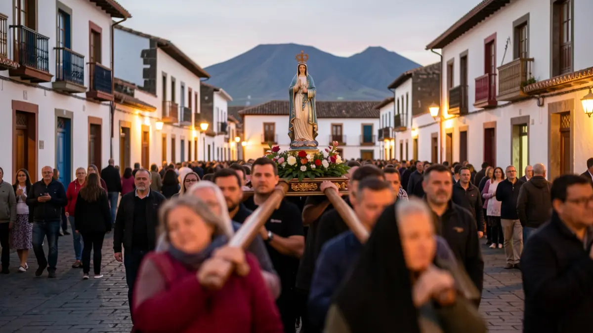 Imagen genérica de una procesión religiosa en un pueblo canario al atardecer.
