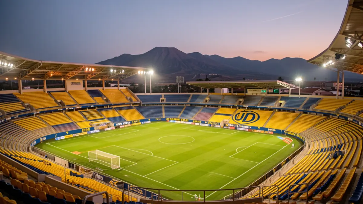 Imagen genérica de un estadio de fútbol en Gran Canaria al atardecer.