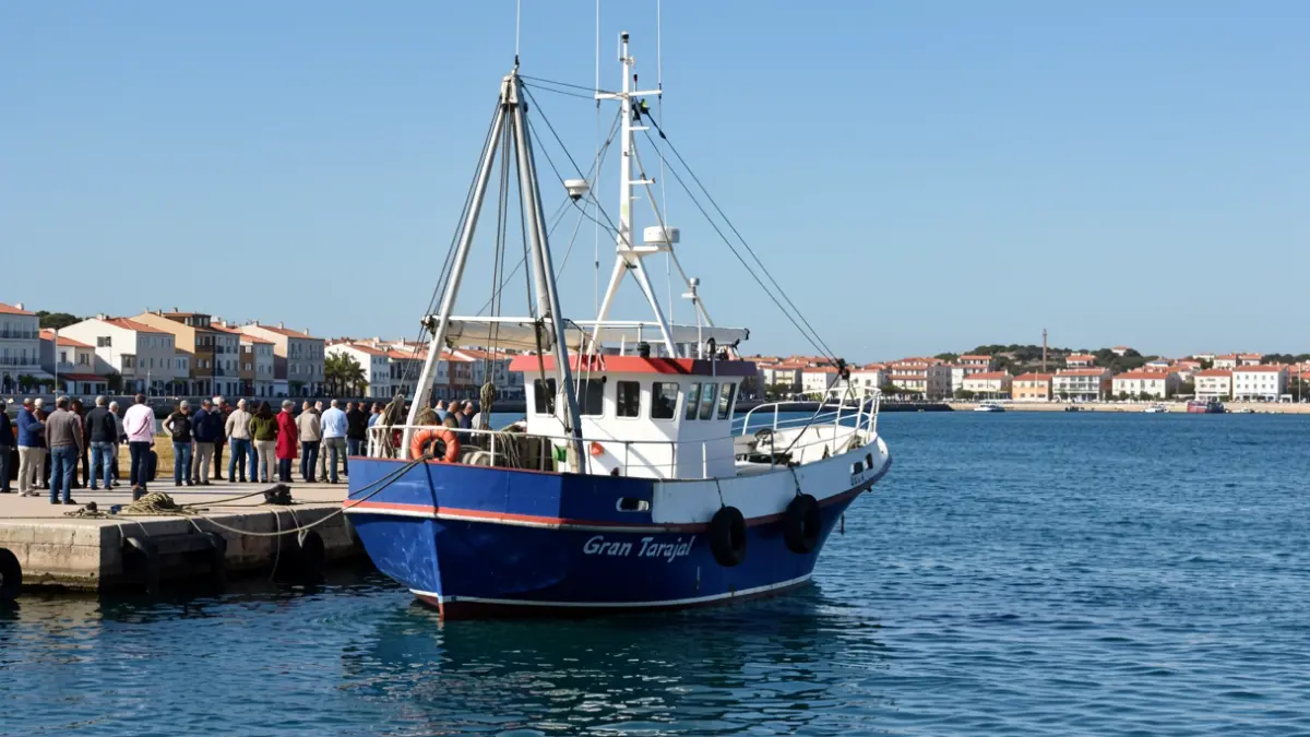 Barco pesquero en el puerto de Gran Tarajal.