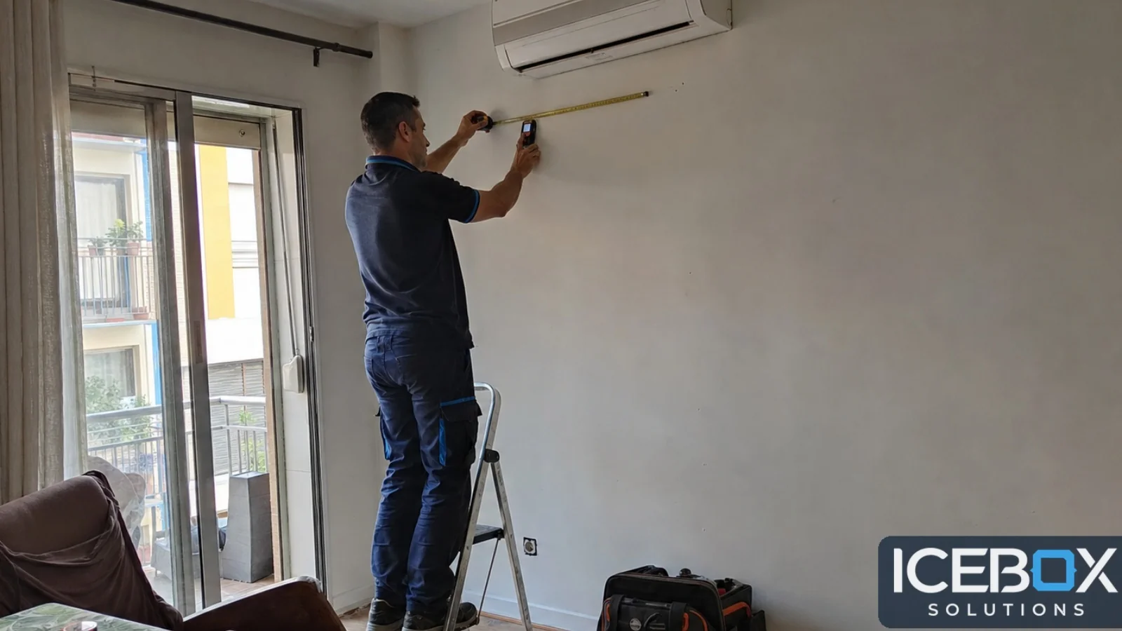 Técnico preparando la instalación de un equipo de aire acondicionado en una vivienda